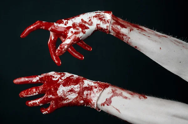 Manos ensangrentadas con guantes blancos, un bisturí, un clavo, fondo negro, zombi, demonio, maníaco — Foto de Stock