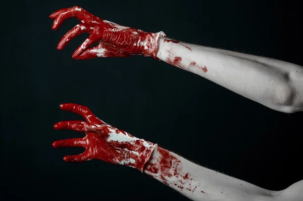 Manos ensangrentadas con guantes blancos, un bisturí, un clavo, fondo negro, zombi, demonio, maníaco — Foto de Stock