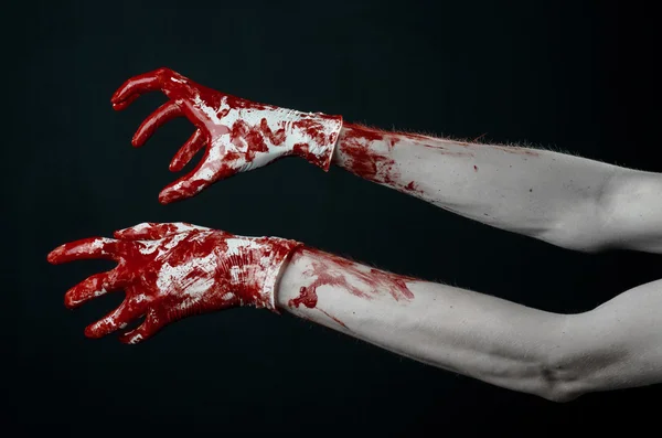 Кровавые руки в белых перчатках, скальпель, гвоздь, черный фон, зомби, демон, маньяк — стоковое фото