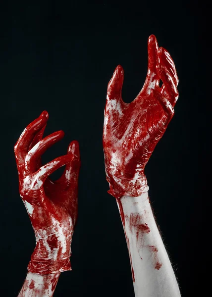 Blutige Hände mit weißen Handschuhen, Skalpell, Nagel, schwarzem Hintergrund, Zombie, Dämon, Wahnsinniger — Stockfoto