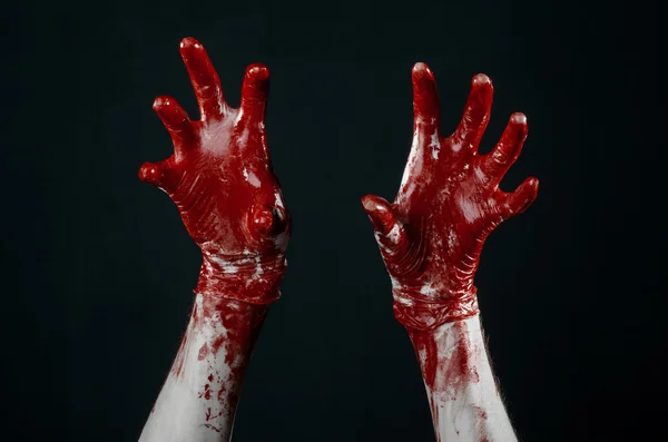 Manos ensangrentadas con guantes blancos, un bisturí, un clavo, fondo negro, zombi, demonio, maníaco —  Fotos de Stock