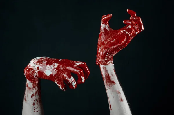 Manos ensangrentadas con guantes blancos, un bisturí, un clavo, fondo negro, zombi, demonio, maníaco —  Fotos de Stock