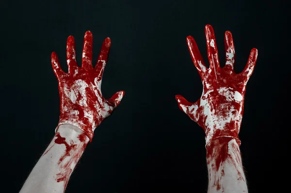 Mains sanglantes en gants blancs, un scalpel, un clou, fond noir, zombie, démon, maniaque — Photo
