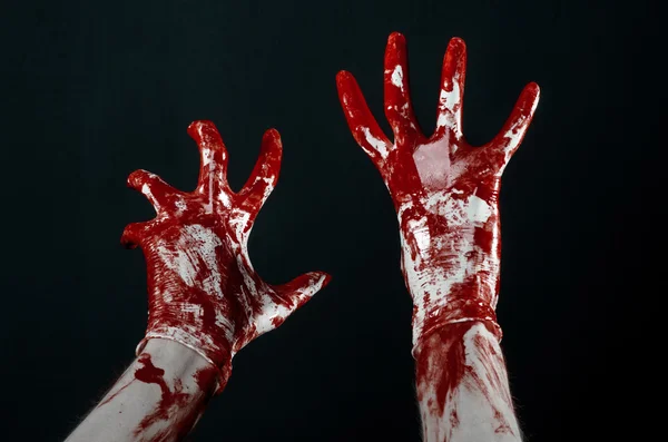 Bloedige handen in witte handschoenen, een scalpel, een nagel, zwarte achtergrond, zombie, demon, maniac — Stockfoto