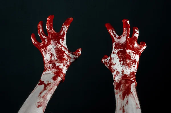 Bloedige handen in witte handschoenen, een scalpel, een nagel, zwarte achtergrond, zombie, demon, maniac — Stockfoto