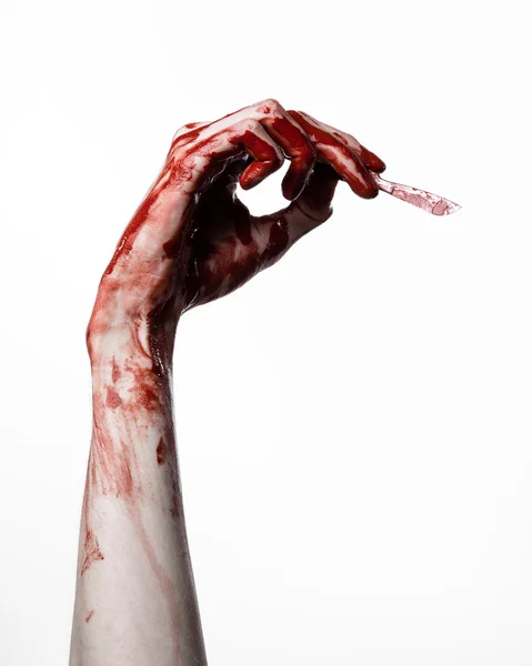 Bloedige hand met een scalpel, een nagel, witte achtergrond, zombie, demon, maniac — Stockfoto