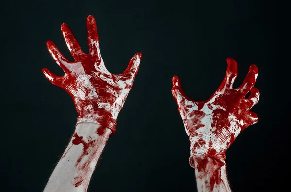 Bloedige handen in witte handschoenen, een scalpel, een nagel, zwarte achtergrond, zombie, demon, maniac — Stockfoto