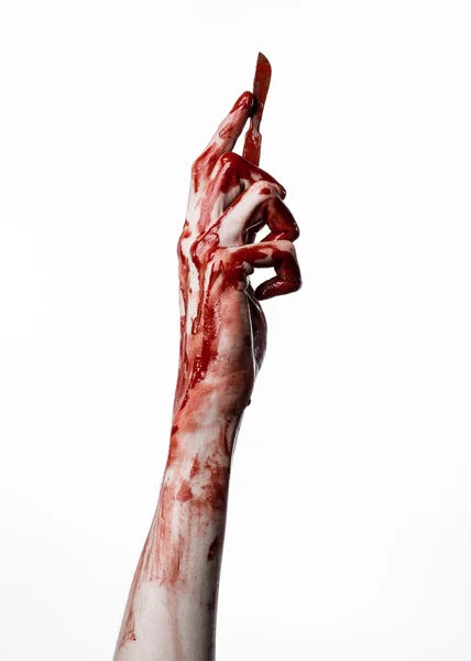 Véres kezét egy szikével, köröm, fehér háttér, zombi, démon, mániákus — Stock Fotó