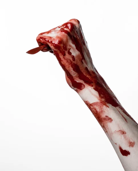 Bloedige hand met een scalpel, een nagel, witte achtergrond, zombie, demon, maniac — Stockfoto