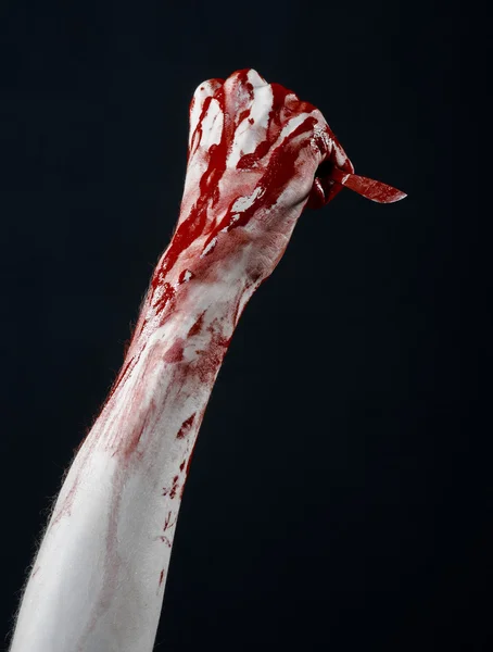 Mano sangrienta con un bisturí, un clavo, fondo negro, zombi, demonio, maníaco — Foto de Stock
