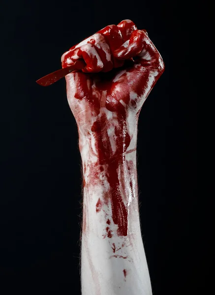 Mano sangrienta con un bisturí, un clavo, fondo negro, zombi, demonio, maníaco —  Fotos de Stock