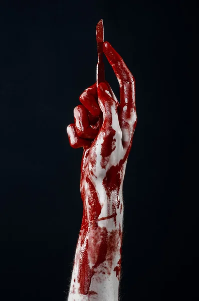 Mano sangrienta con un bisturí, un clavo, fondo negro, zombi, demonio, maníaco — Foto de Stock