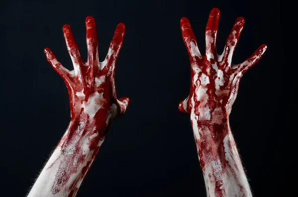 Mãos ensanguentadas em luvas brancas, um bisturi, um prego, fundo preto, zumbi, demônio, maníaco — Fotografia de Stock