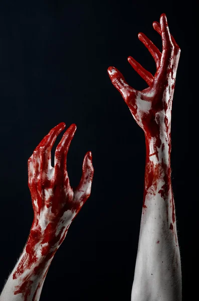Mãos ensanguentadas em luvas brancas, um bisturi, um prego, fundo preto, zumbi, demônio, maníaco — Fotografia de Stock
