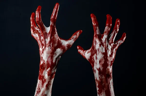 Blodiga händer i vita handskar, en skalpell, spik, svart bakgrund, zombie, demon, galning — Stockfoto