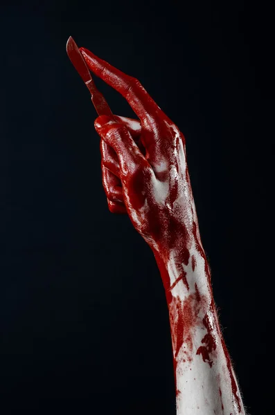 Bloody mão com um bisturi, um prego, fundo preto, zumbi, demônio, maníaco — Fotografia de Stock