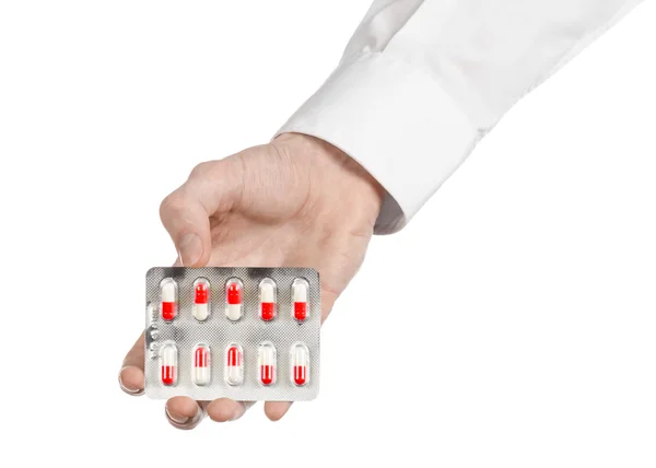 의료 주제: 의사의 손을 잡고 건강 흰색 배경에 고립에 대 한 빨간 캡슐 — 스톡 사진