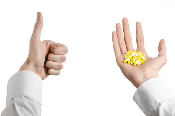 의료 주제: 의사의 손을 잡고 건강 흰색 배경에 고립에 대 한 노란색 캡슐 — 스톡 사진