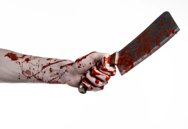 Bloedige Halloween thema: bloedige hand met een grote bloedige keukenmes op een witte achtergrond geïsoleerd — Stockfoto