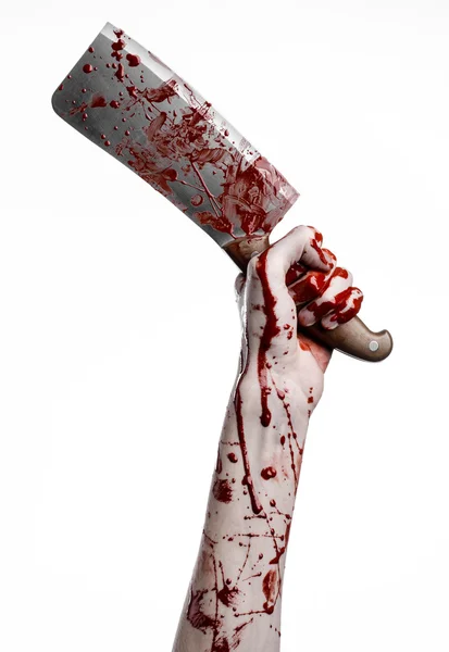 Bloody Halloween téma: krvavá ruka drží krvavý nůž na bílém pozadí, samostatný — Stock fotografie