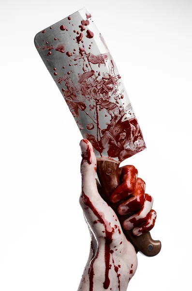 血まみれのハロウィーンのテーマ: 分離された白地に大きな血まみれの包丁を保持している血まみれの手 — ストック写真