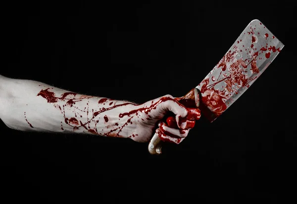 Kanlı Halloween Tema: izole bir siyah arka plan üzerine bir büyük kanlı mutfak bıçağı tutan kanlı el — Stok fotoğraf