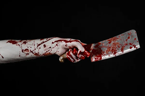 Blodiga Halloween tema: blodiga handen håller en stor blodig kökskniv på svart bakgrund isolerade — Stockfoto