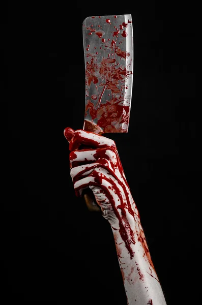 Sangue tema Halloween: mano insanguinata che tiene un grande coltello da cucina insanguinato su uno sfondo nero isolato — Foto Stock