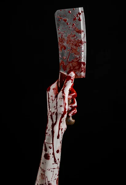 血腥的万圣节主题: 血腥手拿着大的血腥菜刀在黑色的背景分离 — 图库照片