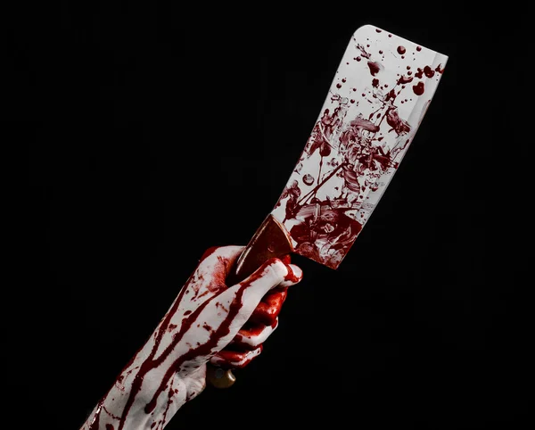 피 묻은 할로윈 테마: 고립 된 검은 배경에 큰 피 묻은 부엌 칼을 들고 피 묻은 손 — 스톡 사진