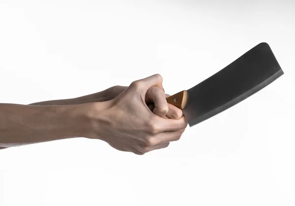 Ruka drží nůž na maso, sekáček, šéfkuchař drží nůž, velký nůž, kuchyňský nůž, kuchyň téma, bílé pozadí, izolované, řeznický nůž — Stock fotografie