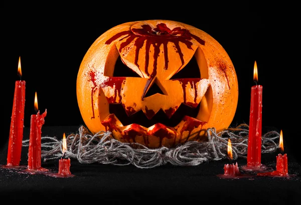 Bloedend pompoen, lantern, pompoen halloween, rode kaarsen op een zwarte achtergrond, halloween thema, pompoen moordenaar jack — Stockfoto