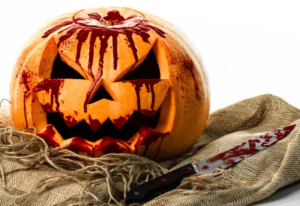 Bloody pumpkin, jack lantern, pumpkin halloween, halloween theme, pumpkin killer, bloody knife, bag, rope, white background, isolated — Stock Photo, Image