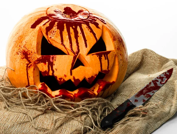 Bloody pumpkin, jack lantern, pumpkin halloween, halloween theme, pumpkin killer, bloody knife, bag, rope, white background, isolated — Stock Photo, Image