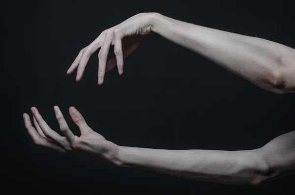 Gotiska hemsk Halloween tema: tunna händerna på döden — Stockfoto