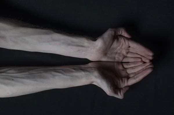 ゴシックの恐ろしいハロウィーンのテーマ: 死の手を薄い — ストック写真