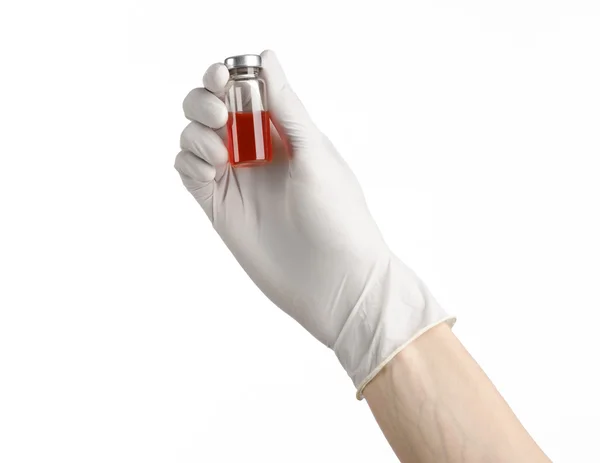 Thème médical : la main du médecin dans un gant blanc tenant un flacon rouge de liquide injectable isolé sur fond blanc — Photo