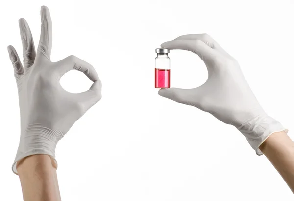 의료 테마: 흰색 배경에 고립 하는 주입에 대 한 액체의 빨간 유리병을 들고 흰 장갑에 의사의 손을 — 스톡 사진