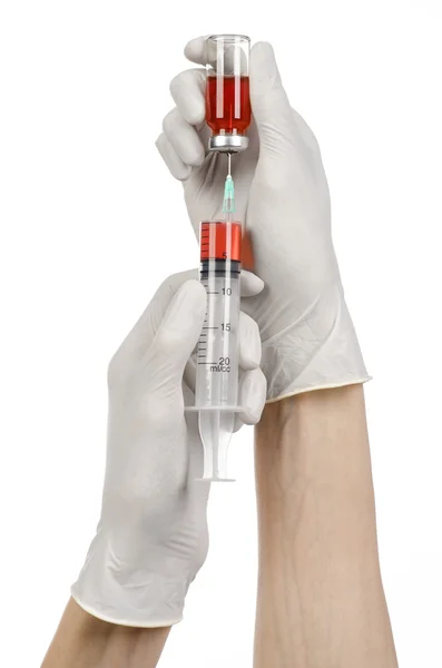 Tıbbi Tema: Sıvı Enjeksiyon beyaz arka plan üzerinde izole için kırmızı bir şişe tutan bir beyaz eldiven doktorun elinde — Stok fotoğraf