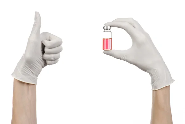 Lékařská téma: za ruku v bílých rukavicích drží červený nádobka kapaliny pro injekce izolovaných na bílém pozadí — Stock fotografie