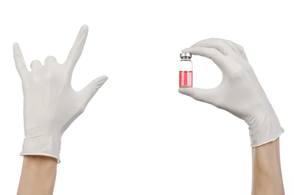 Lékařská téma: za ruku v bílých rukavicích drží červený nádobka kapaliny pro injekce izolovaných na bílém pozadí — Stock fotografie