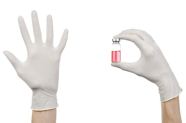 医疗主题: 医生的手中抱着一红瓶的液体注射孤立在白色背景上的白手套 — 图库照片