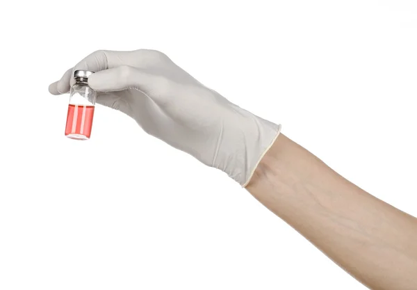 Tıbbi Tema: Sıvı Enjeksiyon beyaz arka plan üzerinde izole için kırmızı bir şişe tutan bir beyaz eldiven doktorun elinde — Stok fotoğraf
