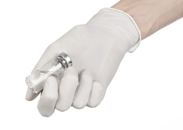 Lékařská téma: za ruku v bílé rukavice držel lahvičku čiré tekutiny pro injekce izolovaných na bílém pozadí — Stock fotografie