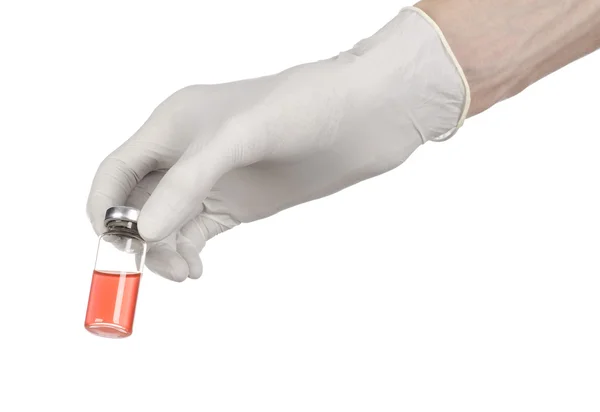 Медицинская тема: рука врача в белой перчатке с красным флаконом жидкости для инъекций, изолированных на белом фоне — стоковое фото