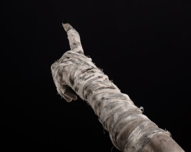 Halloween Tema: korkunç eski mumya eller üzerinde siyah bir arka plan