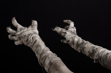 Halloween Tema: korkunç eski mumya eller üzerinde siyah bir arka plan