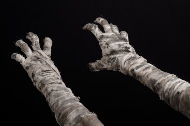 Halloween Tema: korkunç eski mumya eller üzerinde siyah bir arka plan
