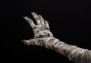 Halloween Tema: korkunç eski mumya eller üzerinde siyah bir arka plan