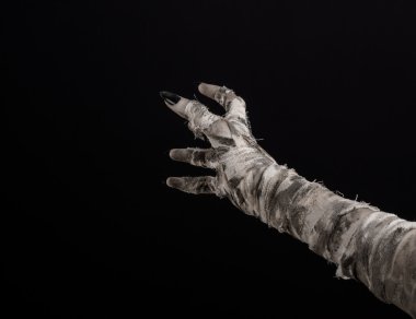 Halloween Tema: korkunç eski mumya eller üzerinde siyah bir arka plan